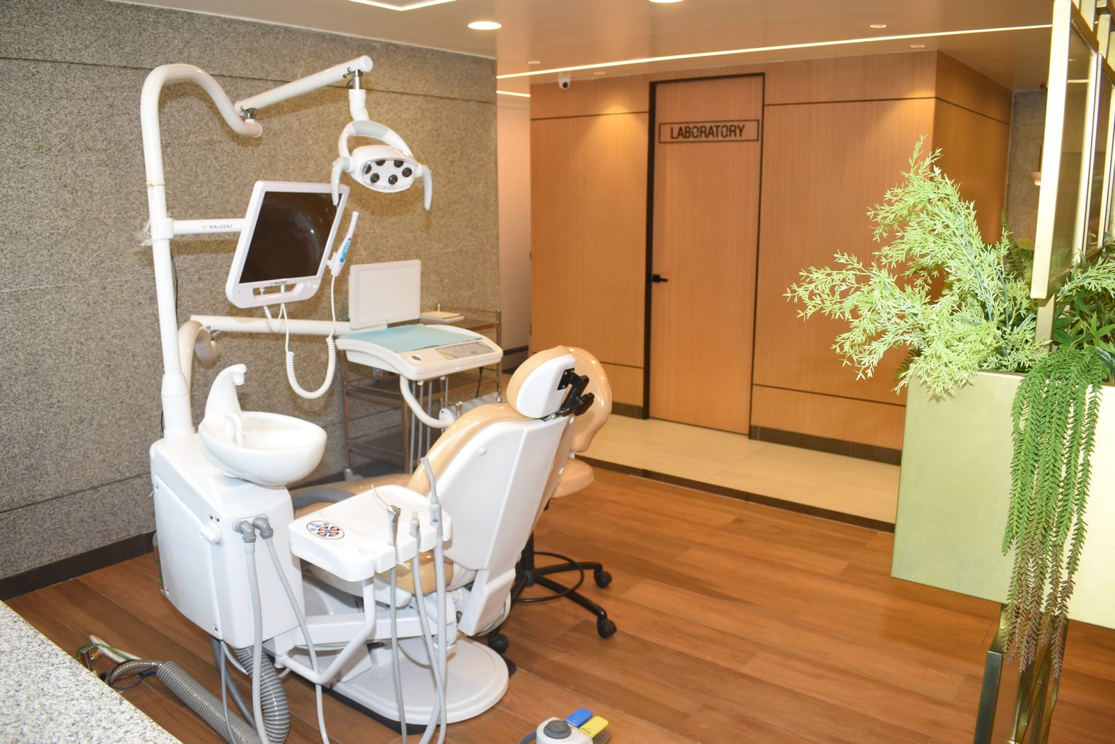 32-smiles-multispeciality-dental-clinics-hsr-layout-bangalore.-10-scaled.jpg